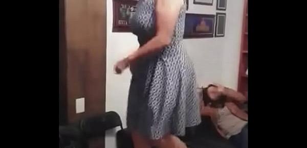  señora bailando en fiesta
